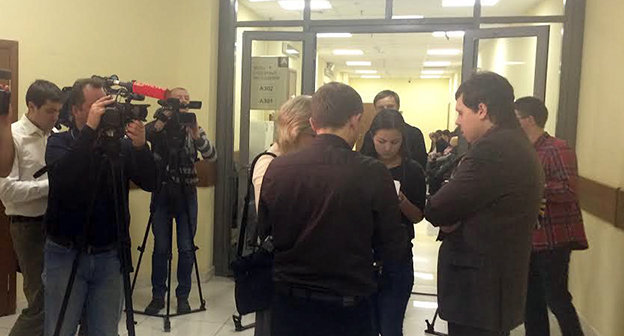 Участники процесса в коридоре Мособлсуда перед началом процесса по делу БОРН. Москва, 13 ноября 2014 г. Фото корреспондента "Кавказского узла"

