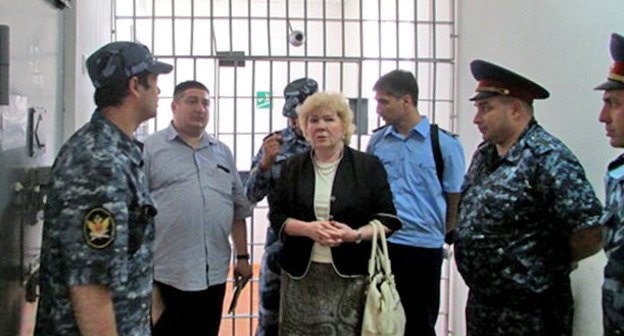 Представитель Совета при Президенте РФ по развитию гражданского общества и правам человека Мария Каннабих,  председатель Общественной наблюдательной комиссии Республики Ингушетия Магомед Муцольгов (слева) во время посещения камеры в следственном изоляторе № 1. Ингушетия. Фото: Пресс-служба ОФСИН России по Республике Ингушетия  http://fsin.su/