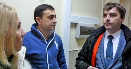 Лидер религиозной группы "Сообщество христиан" Алексей Колясников (в центре) и адвокат Алесандр Попков. Сочи, 2 декабря 2014 г. Фото Светланы Кравченко для "Кавказского узла"