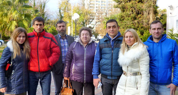 Группа поддержки лидера религиозной группы "Сообщество христиан" Алексея Колясникова (третий справа). Сочи, 2 декабря 2014 г. Фото Светланы Кравченко для "Кавказского узла"