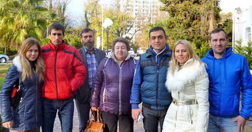Группа поддержки лидера религиозной группы "Сообщество христиан" Алексея Колясникова (третий справа). Сочи, 2 декабря 2014 г. Фото Светланы Кравченко для "Кавказского узла"