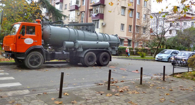 Машина Мосводоканала на месте аварии на Цветном бульваре. Сочи, 28 ноября 2014 г. Фото Светланы Кравченко для "Кавказского узла"