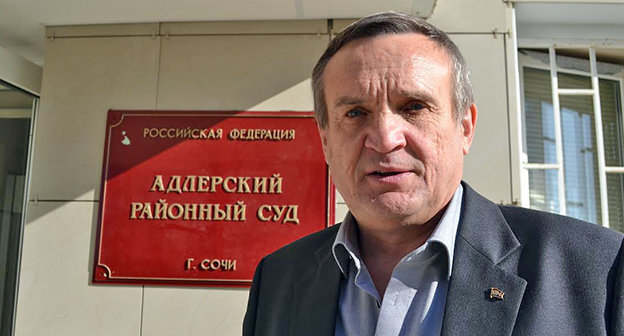 Игорь Васильев у входа в здание суда. Фото Светланы Кравченко для "Кавказского узла"