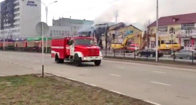 Пожарная машина возле Дома печати. Грозный, 4 декабря 2014 г. Кадр из видео "Кавказского узла"