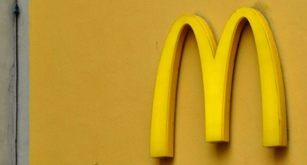 Логотип ресторана McDonald's. Фото Нины Тумановой для "Кавказского узла"