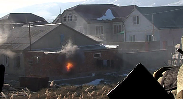 Прямое попадание в окно здания. Фото: http://nac.gov.ru/files/4970.jpg