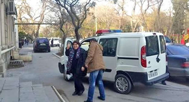 Хадиджа Исмайлова возле Сабаильского районного суда Баку. 5 декабря 2014 г. Фото Ульви Гасанли 