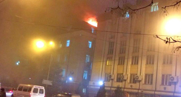 Здание УФСБ Дагестана загорелось в Махачкале. 5 декабря 2014 г. Фото Рината Гамидова