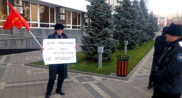 Дмитрий Печинский во время пикета "Коммунистов России" против отмены прямых выборов мэров. Краснодар, 4 декабря 2014 г. Фото Марка Климова