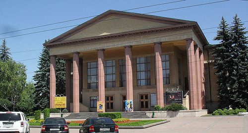 Академический театр имени М. Ю. Лермонтова. Ставрополь. Фото: Tucvbif, https://ru.wikipedia.org/wiki/%D1%F2%E0%E2%F0%EE%EF%EE%EB%FC#mediaviewer/File:Stavropol_theatre.JPG