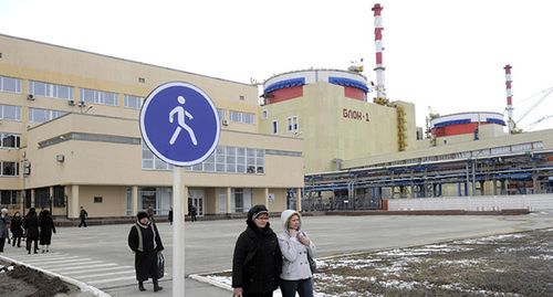 Работники Ростовской атомной электростанции идут на автобусную остановку после смены. Россия, Волгодонск, Ростовская область. Фото: Grigory Sysoev, https://ru.wikipedia.org/wiki/Ростовская_АЭС#mediaviewer/File:RIAN_archive_893369_Work_at_Rostov_nuclear_power_plant.jpg