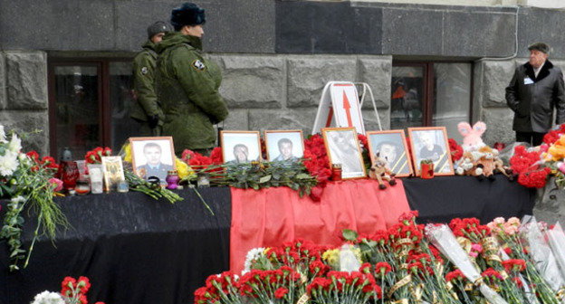 Цветы у здания вокзала, где произошел теракт. Волгоград, 1 января 2014 г. Фото Татьяны Филимоновой для "Кавказского узла"