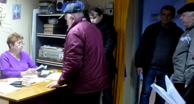 Волонтеры раздают благотворительные пайки на местной ячейке для инвалидов на улице Чайковского. Сочи, декабрь 2014 г. Фото Светланы Кравченко для "Кавказского узла"