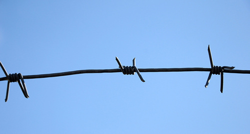 Колючая проволока. Фото Олега Пчелова для "Кавказского узла" 