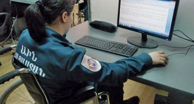 Инвалид-колясочник за работой. Фото Армине Мартиросян для "Кавказского узла"