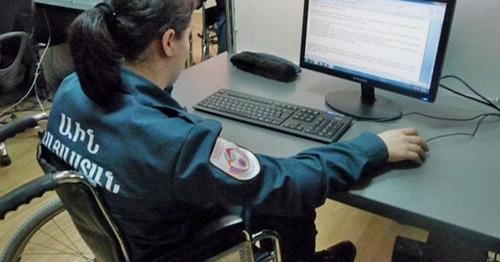 Инвалид-колясочник за работой. Фото Армине Мартиросян для "Кавказского узла"