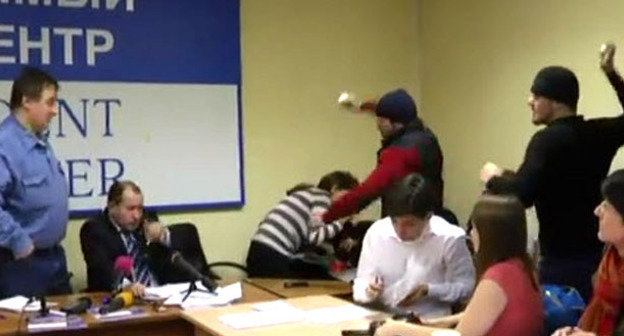 Неизвестные закидали яйцами Игоря Каляпина на пресс-конференции о методах борьбы с подпольем в Чечне. Москва, 11 декабря 2014 г. Кадр из видео пользователя Радио Свобода https://www.youtube.com/watch?v=4S0sQN_vtSw