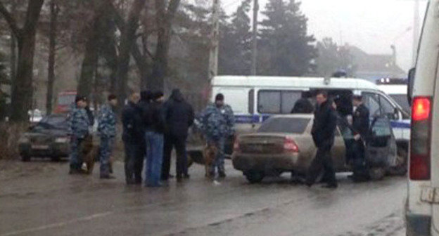 Сотрудники силовых структур заблокировали въезд и выезд из Ростова-на-Дону. 11 декабря 2014 г. Фото http://bloknot-rostov.ru/