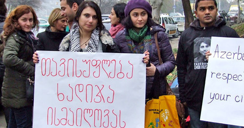 Акция поддержи и солидарности с арестованной журналисткой из Азербайджана Хадиджей Исмайловой. Надпись на плакате "Свобода Хадидже Исмайловой". Тбилиси, 10 декабря 2014 г. Фото Эдиты Бадасян для "Кавказского узла"
