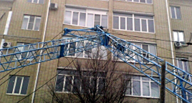 Башенный кран упал на балкон жилого дома. Фото: http://www.08.mchs.gov.ru/upload/site34/U7AQOGJKa0-big-350.jpg