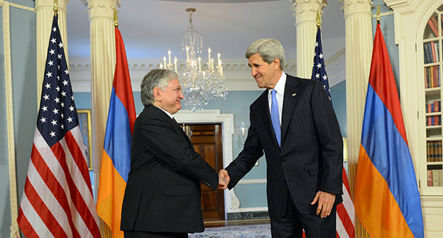 Госсекретарь США Джон Керри обменивается рукопожатием с министром иностранных дел Армении Эдвард Налбандян перед их двусторонней встречи в Государственном Департаменте США в Вашингтоне, округ Колумбия, 4 июня 2013. Фото: Государственный Департамент США, https://commons.wikimedia.org/wiki/Category:Eduard_Nalbandyan#mediaviewer/File:Secretary_Kerry_Shakes_Hands_With_Armenian_Foreign_Minister_Nalbandia