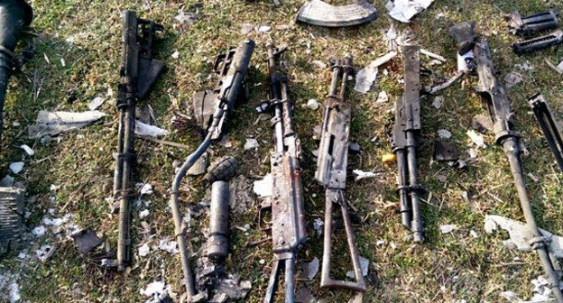 Оружие, изъятое во время проведения спецоперации в селении Гурбуки Карабудахкентского района Дагестана. 12 декабря 2014 г. Фото http://nac.gov.ru/
