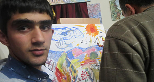 Участник благотворительной акции "Линия соприкосновения" в рамках программы "Семья каждому ребенку" в Степанакерте. Нагорный Карабах. 8 декабря 2014 год. Фото Алвард Григорян для "Кавказского узла"