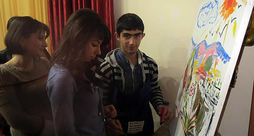 Во время благотворительной акции "Линия соприкосновения" в рамках программы "Семья каждому ребенку" в Степанакерте. Нагорный Карабах. 8 декабря 2014 год. Фото Алвард Григорян  для "Кавказского узла"