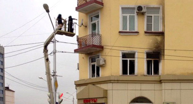 Возгорание в квартире, где расположен офис Сводной мобильной группы (СМГ). Грозный, 15 декабря 2014 г. Фото Ахмеда Альдебирова для "Кавказского узла"