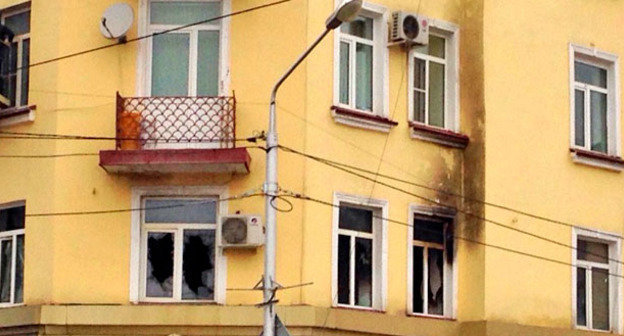 Возгорание в квартире, где расположен офис Сводной мобильной группы (СМГ). Грозный, 15 декабря 2014 г. Фото Ахмеда Альдебирова для "Кавказского узла"