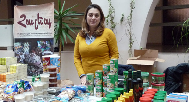 На благотворительной ярмарке женщин-предпринимателей. Фото Тиграна Петросяна для "Кавказского узла"