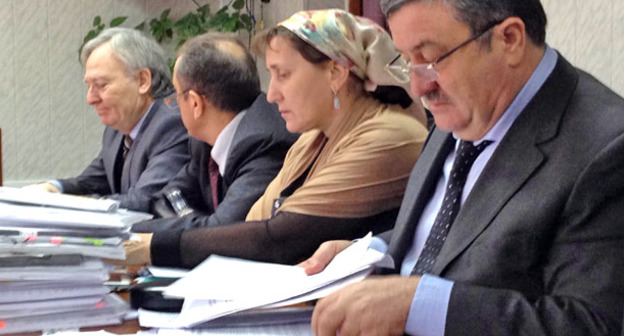 Адвокат Байчорова Алауди Мусаев (справа) в зале суда. Ставропольский край, 18 декабря 2014 г.  Фото Ахмеда Альдебирова для "Кавказского узла"