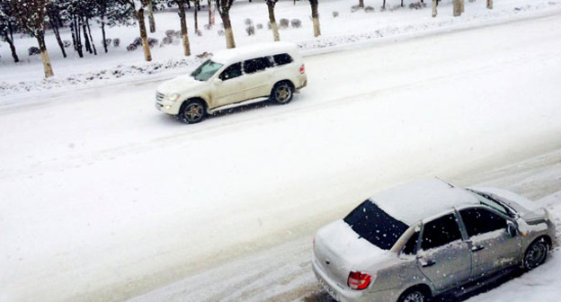 Машины на улицах Махачкалы. Фото: I.K. http://www.odnoselchane.ru/