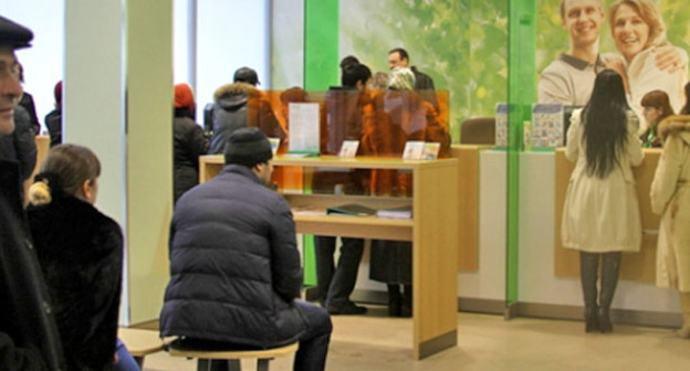 Очередь в зале "Сбербанка России". Махачкала. Фото: riadagestan.ru