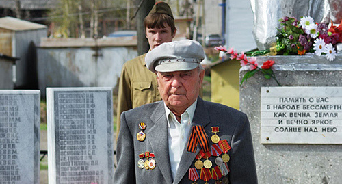 Ветеран Великой Отечественной войны 1941-1945гг., возле Вечного Огня. Фото: Логиновский Денис, https://ru.wikipedia.org/wiki/%C2%E5%F2%E5%F0%E0%ED%FB_%C2%E5%EB%E8%EA%EE%E9_%CE%F2%E5%F7%E5%F1%F2%E2%E5%ED%ED%EE%E9_%E2%EE%E9%ED%FB