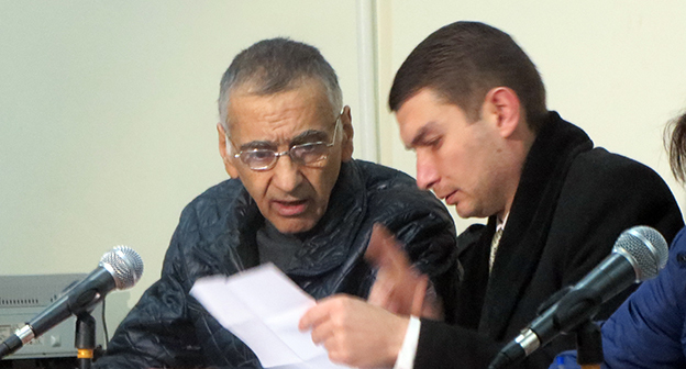 Адвокат Эрик Бегларян и подсудимый Дилхам Аскеров перед заседанием суда обсуждают детали речи в ходе прении сторон. Нагорный Карабах, Степанакерт. 19 декабря 2014 год. Фото Алвард Григорян для "Кавказского узла"