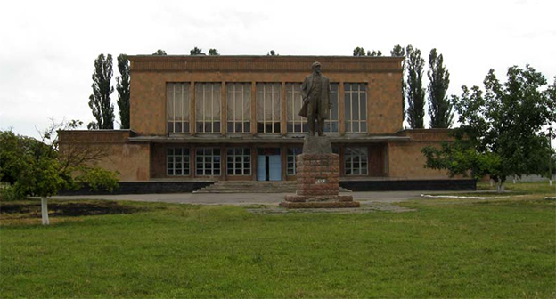 Памятник Ленину, Прохладненский район КБР. Фото: http://www.prohladnenskiy.ru/ops/pos/1009.html