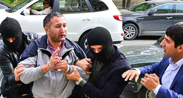 Парвиза Гашимли доставляют в суд. Баку, 7 ноября 2013 г. Фото Джавида Гурбанова, http://www.regnum.ru/
