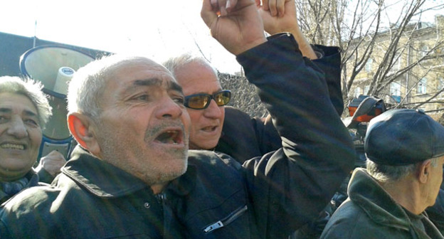 Сотрудники завода «Наирит» протестуют возле дворца президента Армении. Ереван, 26 декабря 2014 г. Фото Тиграна Петросяна для "Кавказского узла"