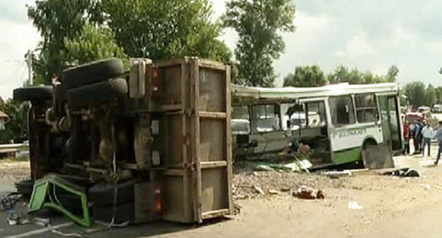 Авария под Подольском с участием "Камаза" и рейсового автобуса. Московская область, деревня Ознобишино, 13 июля 2014 г. Кадр из видео-репортажа телестудии МВД РФ, http://mvd.ru/tv_mvd/Telestudija_MVD/Po_operativnim_svodkam/item/1101884