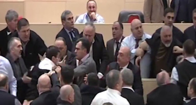 Момент драки в парламенте Грузии. Тбилиси, 26 декабря 2014 г. Кадр из видео пользователя TabulaTelevision на http://www.youtube.com/