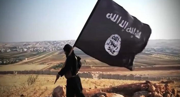 Флаг "Исламского государства". Стоп-кадр видео, размещенного на сервисе YouTube