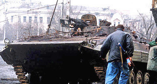 Чеченский боевик возле сгоревшей боевой машины пехоты. Грозный, январь 1995 г. Фото: Михаил Евстафьев https://ru.wikipedia.org/