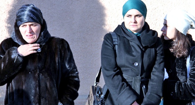 Семья имама Байчорова (в центре - супруга Фатима Алиева с дочерью) возле здания Предгорного районного суда Ставропольского края 29 декабря 2014 года. Фото Магомеда Туаева для "Кавказского узла"