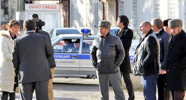 Возле здания Предгорного районного суда Ставропольского края 29 декабря 2014 года. Фото Магомеда Туаева для "Кавказского узла"