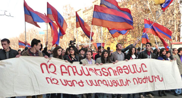 Митинг оппозиции. Надпись на плакате – «Нет диктатуре, нет режиму Сержа Саргсяна. Ереван, 1 марта 2014 г. Фото Армине Мартиросян для «Кавказского узла»