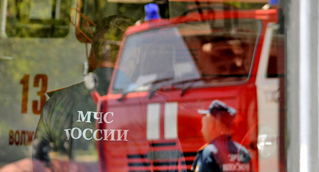 Сотрудники МЧС. Фото: Сергей Карпов  ЮГА.ру