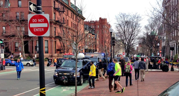 Отряд службы по борьбе с биологической угрозой неподалёку от места взрыва. Бостон, 15 апреля 2013 г. Фото User:Ashstar01 https://commons.wikimedia.org