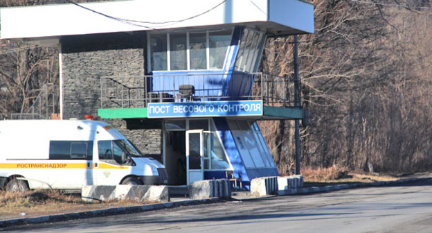 Пост на въезде во Владикавказ, где развернут пункт обогрева. Фото Ахмеда Альдебирова для "Кавказского узла"