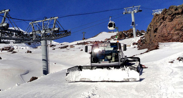 Работает снегоуплотнитель. Приэльбрусье, Кабардино-Балкария. Фото Луизы Оразаевой для «Кавказского узла»